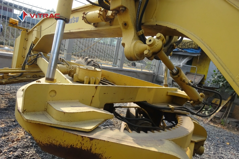 KOMATSU GD750A-1 - 2000